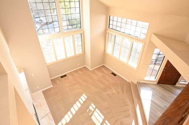 Building Photo - Tranquil / Updated Townhome in Gated in Vi...