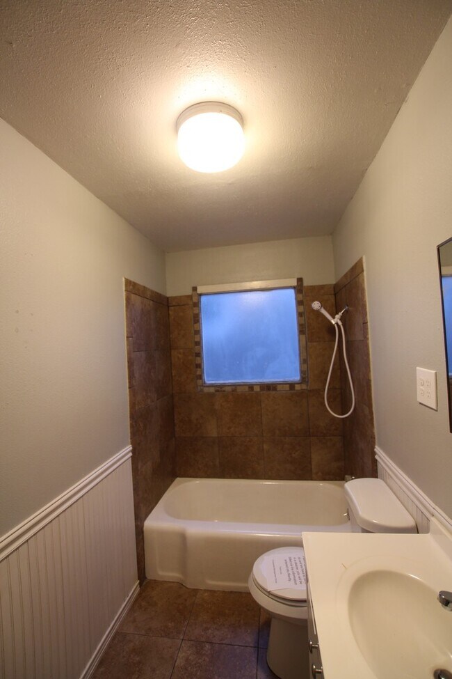 Building Photo - Available-Adorable Large 3 bedroom Home ne...
