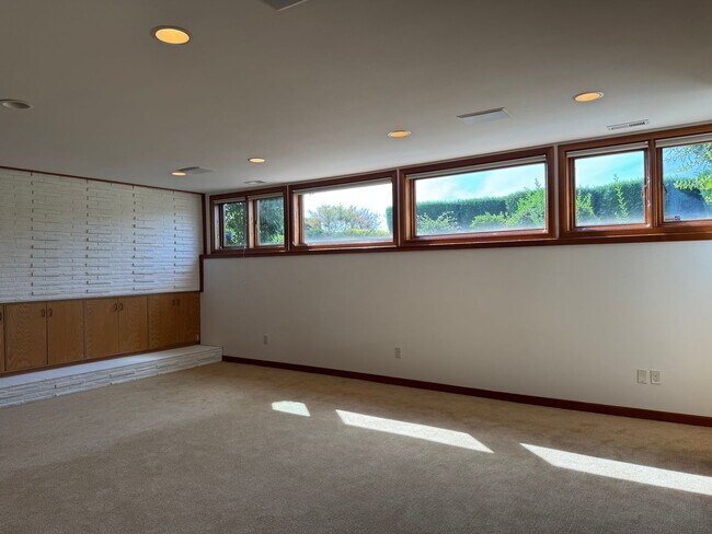 Building Photo - 9600 Hilltop Rd