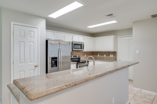 Building Photo - 6 Yarrow Ct