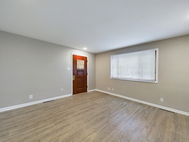 Building Photo - 112 Brady Ln