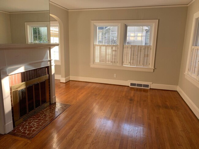 Building Photo - COMING SOON! 4 Bedroom (with office)-3 Bath- Pets negotiable