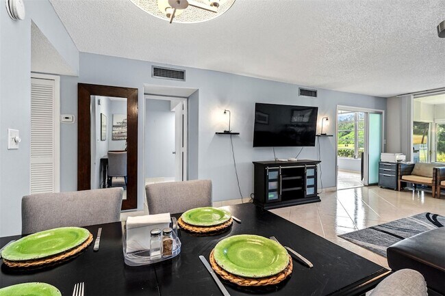 Building Photo - 3151 S Palm Aire Dr