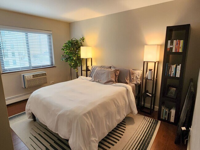 Building Photo - 607 W Wrightwood Ave