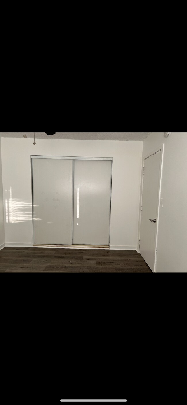 Building Photo - 1348 W 92nd St