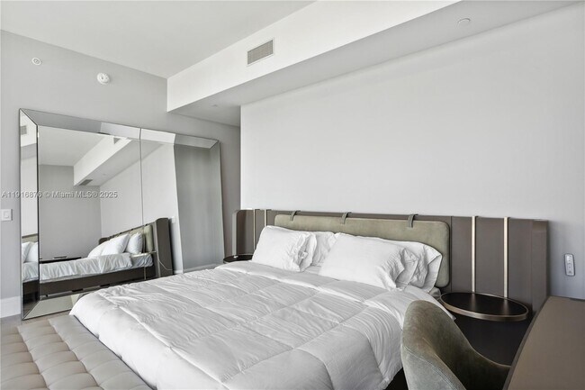 Building Photo - 18975 Collins Ave