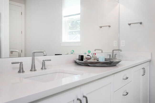 Building Photo - 6533 Lupine Ln