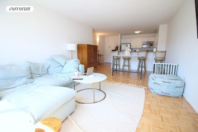 Primary Photo - 225 8th Ave