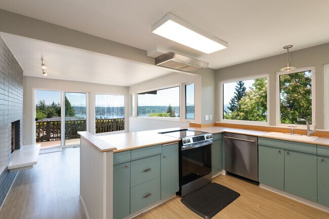 Building Photo - Exceptional Bellevue Home | Lake Sammamish Views | 5 Bed | 3 Bath | 3,380 Sq Ft