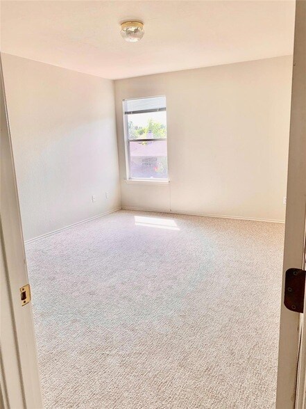 Building Photo - 18708 Dry Pond Dr