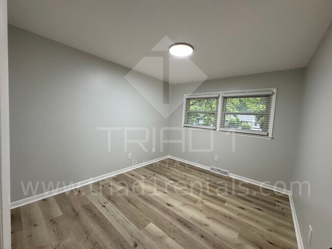 Building Photo - 2205 Hathaway Dr