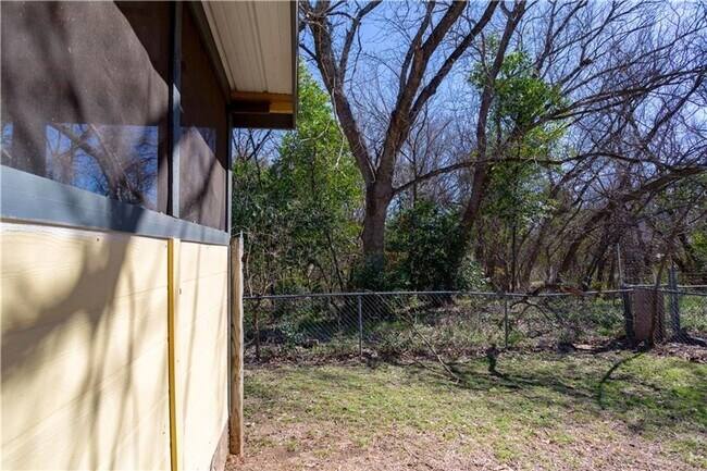 Building Photo - 3004 Pecan Springs Rd