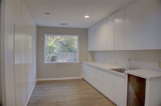 Building Photo - Beautiful Ranch-Style Rental in Marion Gar...