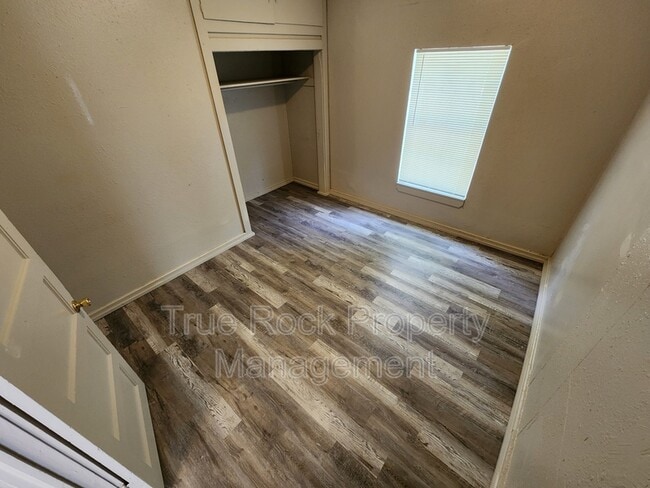 Building Photo - 300 W 14th St