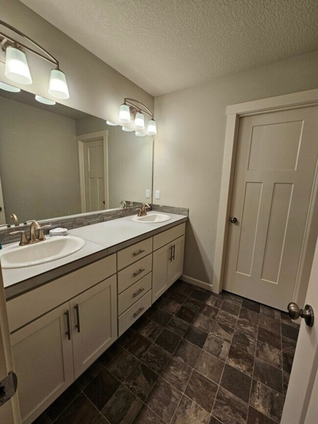 Building Photo - 5Bd/3Ba Two Story House - For viewing!