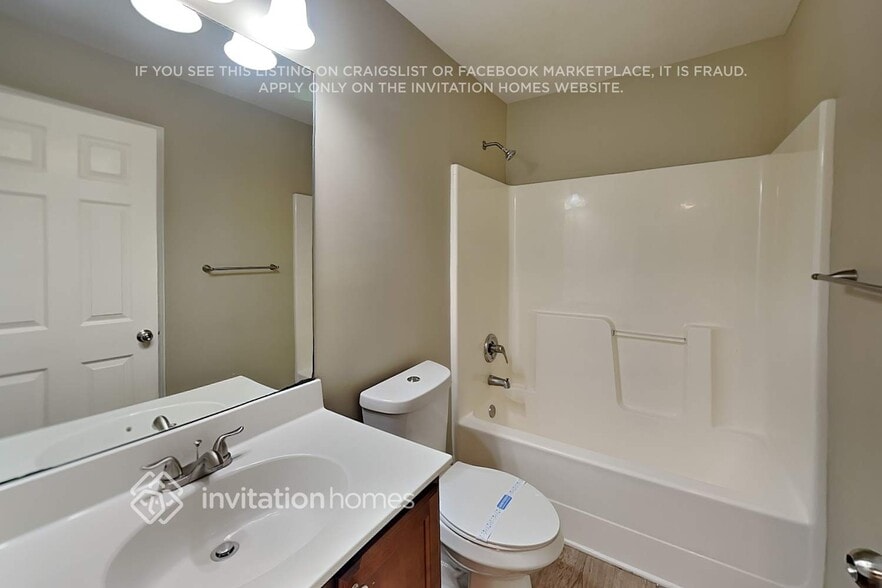 Building Photo - 925 Donington Cir SE