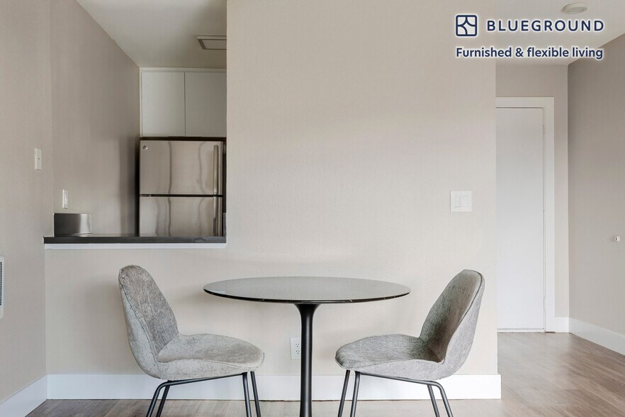 Building Photo - 766 Edgewater Blvd