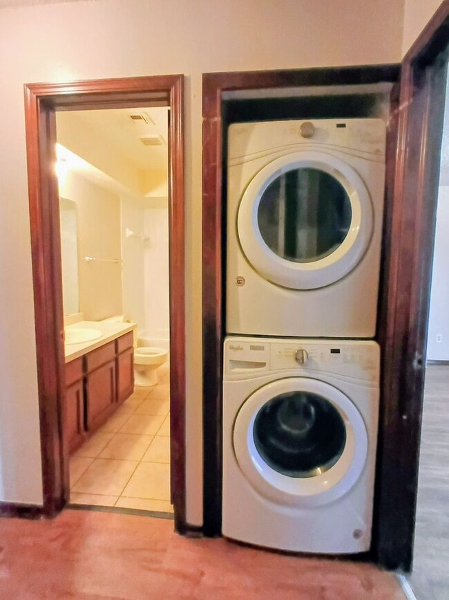 Building Photo - 3 bed, 2 bath - Carl Albert Schools!