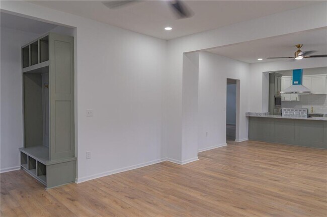 Building Photo - 817 Maple St