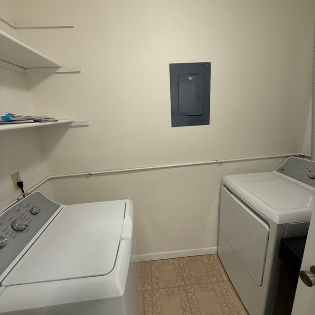 Building Photo - 213-217 N Thompson Rd