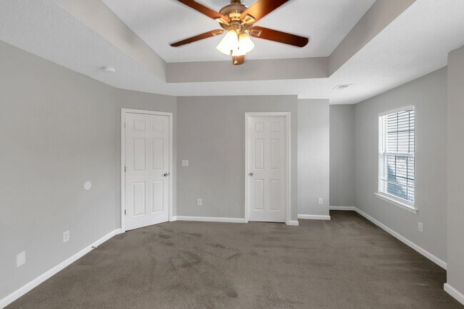 Building Photo - 4 Bedroom 3 bath Gorgeous Home