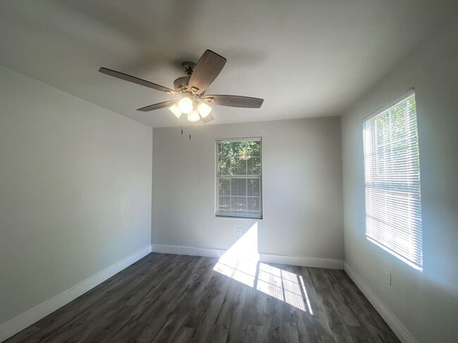 Building Photo - 2Bed/1Bath House for Rent! Available Now