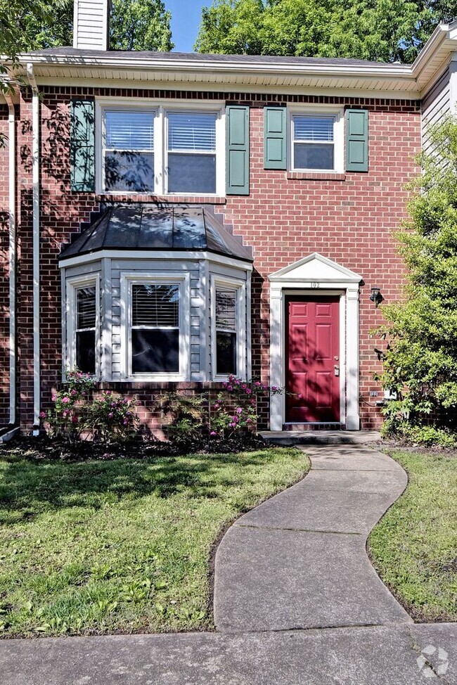 Building Photo - Nicely Updated Townhome