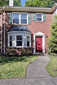 Building Photo - Nicely Updated Townhome