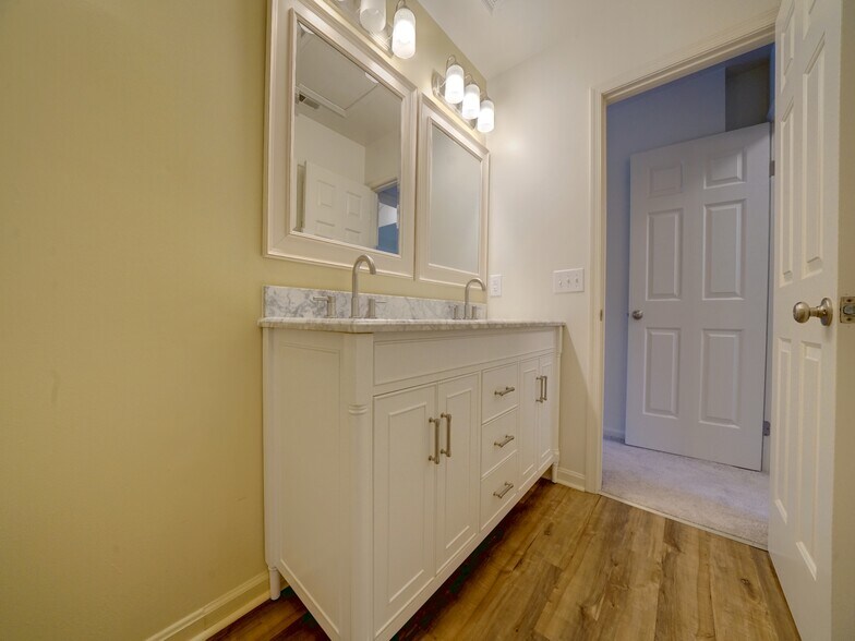 Master bath - 405 Franklin St