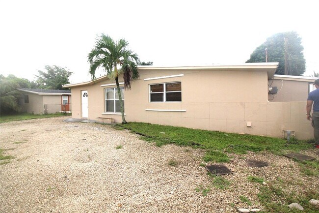 Building Photo - 3910 SW 61st Ave