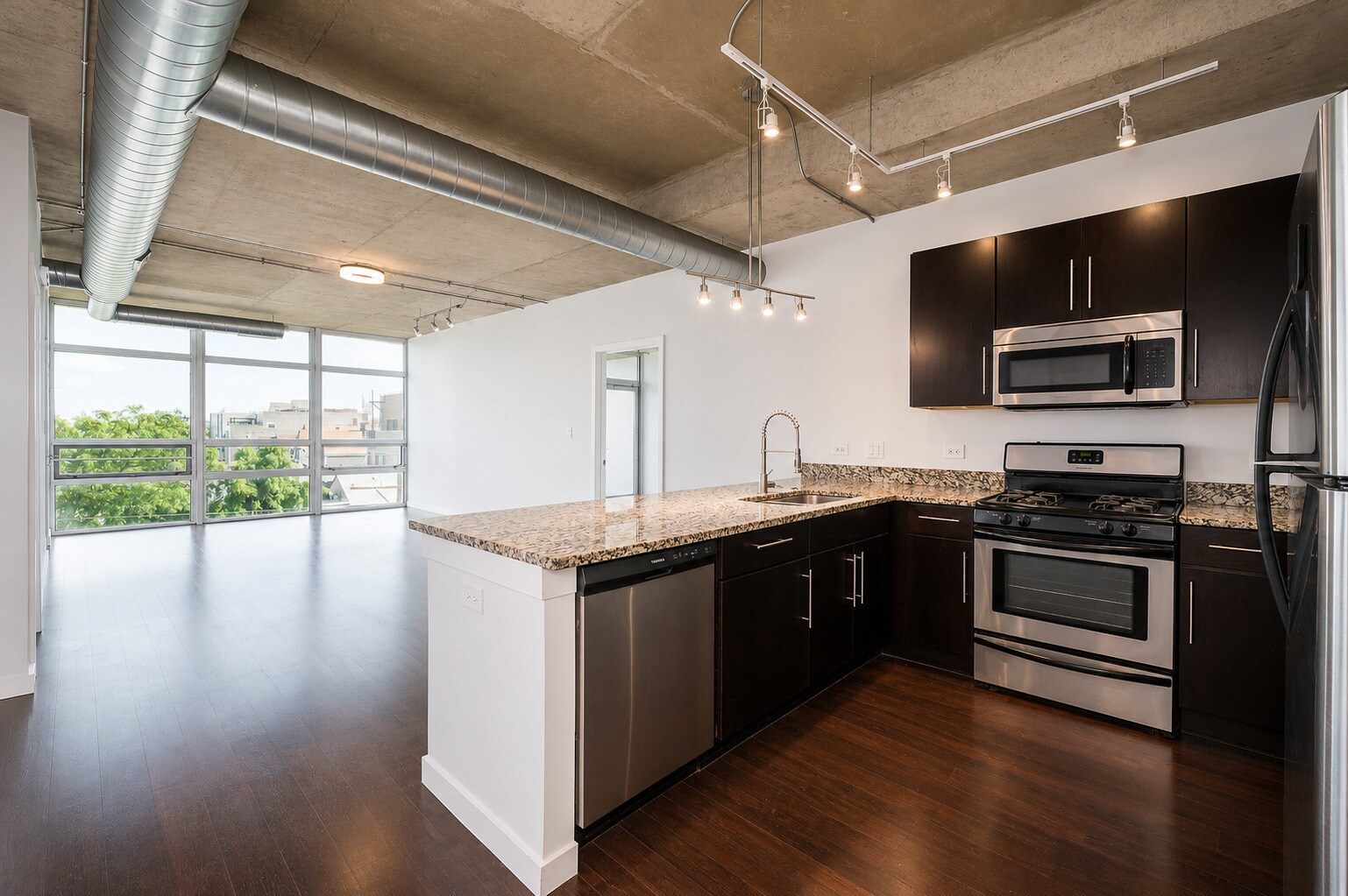 Building Photo - 1610 W Fullerton Ave