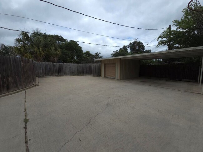 Building Photo - 926 Pecan St