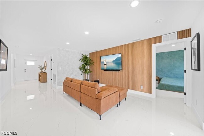 Building Photo - 2112 NE 1st Ave