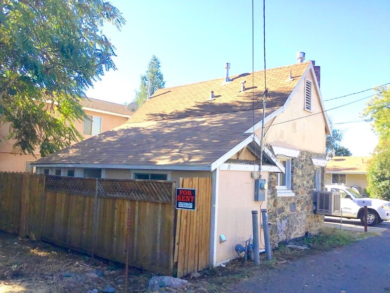 rear - 11 Hemstalk Ct