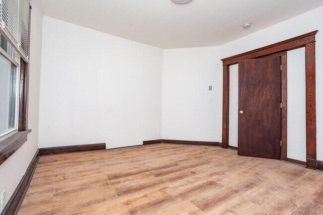 Building Photo - 1009 Hudson Ave