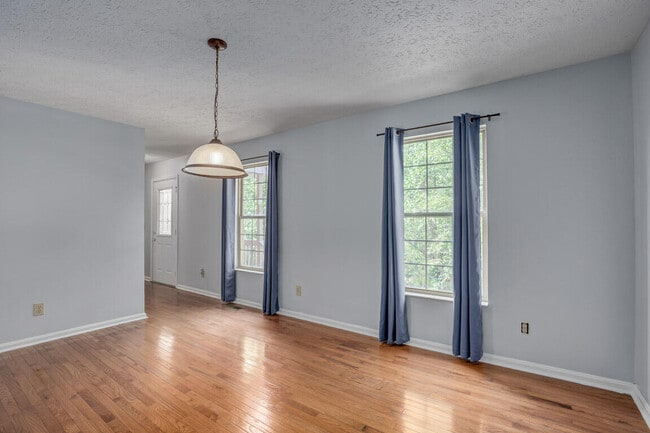 Building Photo - 330 River Rd