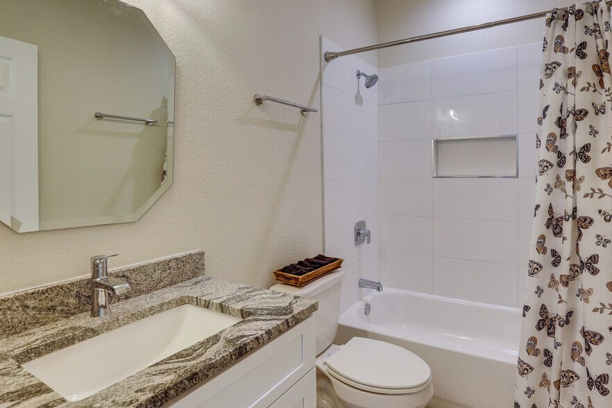 Building Photo - 11931 Lakeview Manor Dr