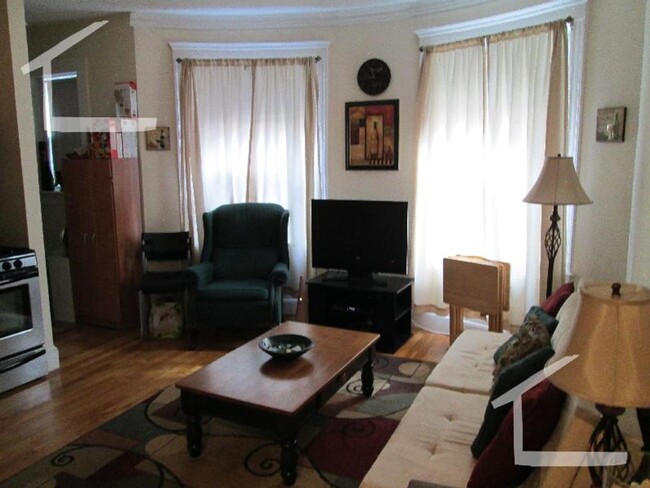 Building Photo - Great Brookline 4 Bed Apartment