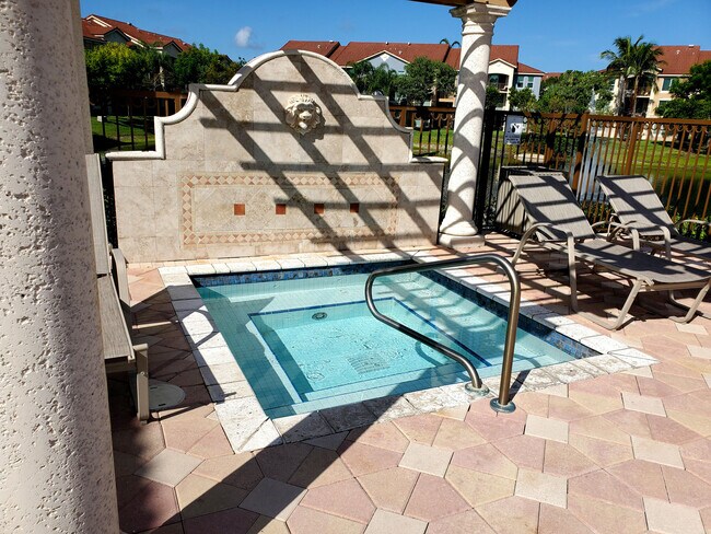 Building Photo - 523 Villa Cir
