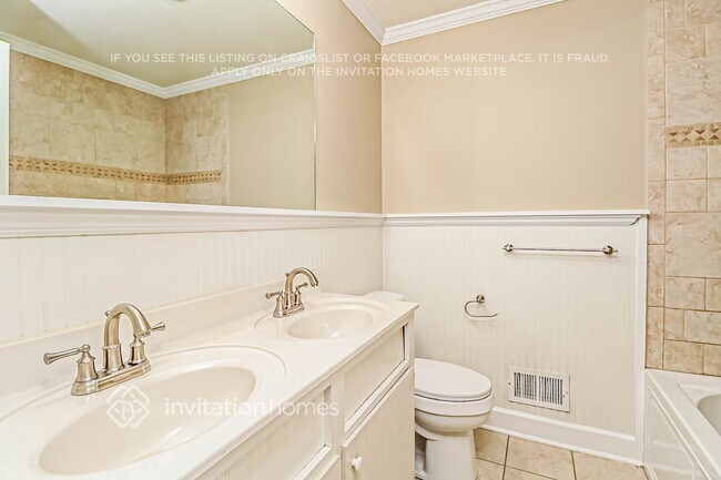 Building Photo - 1142 Eastview Dr