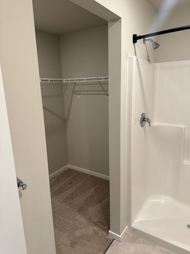 Building Photo - 4 Bed 2.5 Bath Home with Community Amenities