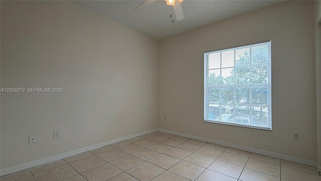 Building Photo - 5016 Lantana Rd