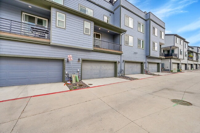 Building Photo - $3,195, 3 bed, 3.1 bath, located in Broomf...