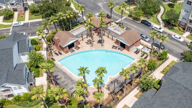 Building Photo - Adorable updated 1st floor condo