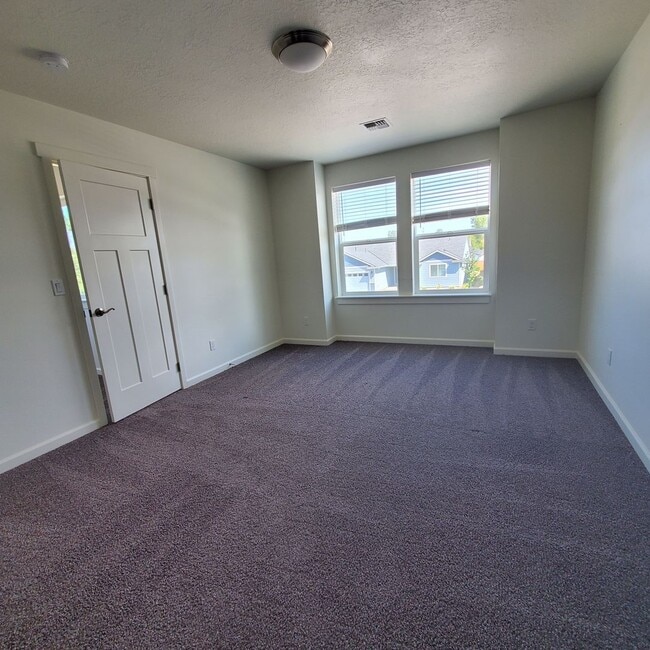 Building Photo - Dog Friendly 3bed : 2.5 bath home w/ Garage