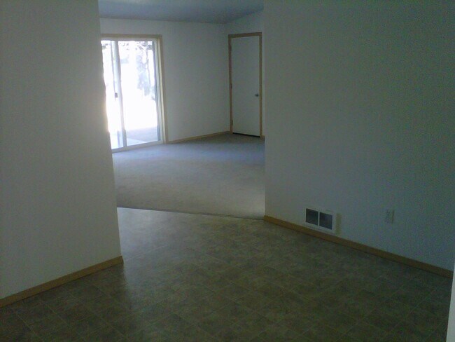 Building Photo - Rare 4 Bed 2 Bath with Attached Garage
