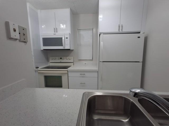 Building Photo - 9917 Twin Lakes Dr