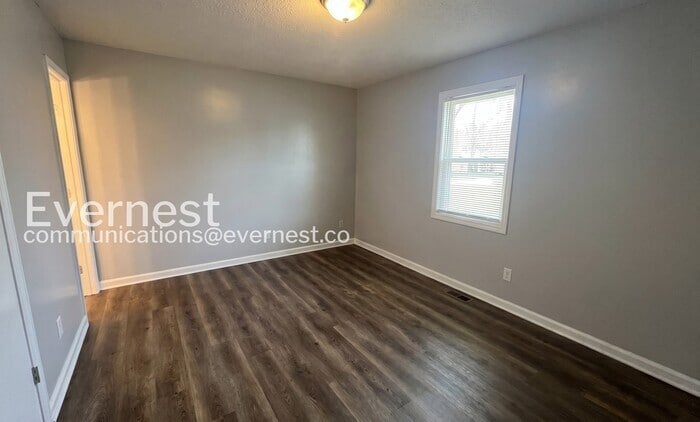 Building Photo - 715 W Creek Cir