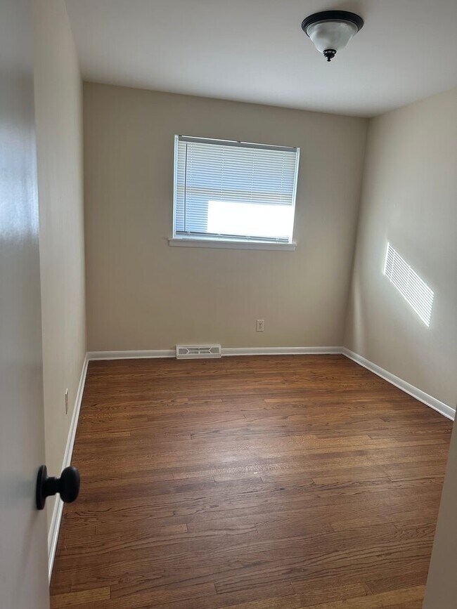 Building Photo - Multi Family Home 3 Bedroom and 2 Bath