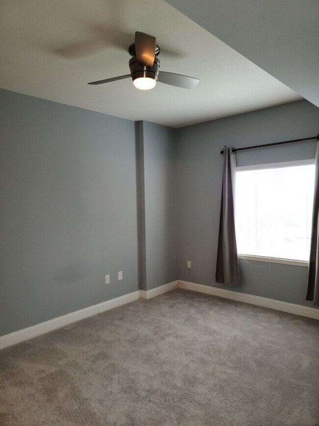 Building Photo - Gorgeous 1 bedroom, 1 bathroom condo in Mo...